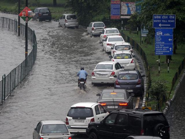 Heavy rainfall lashed National capital region, which caused heavy water logging and long traffic jams in the city. (Burhaan Kinu/HT Photo) Heavy rainfall lashed National capital region, which caused heavy water logging and long traffic jams in the city. (Burhaan Kinu/HT Photo)