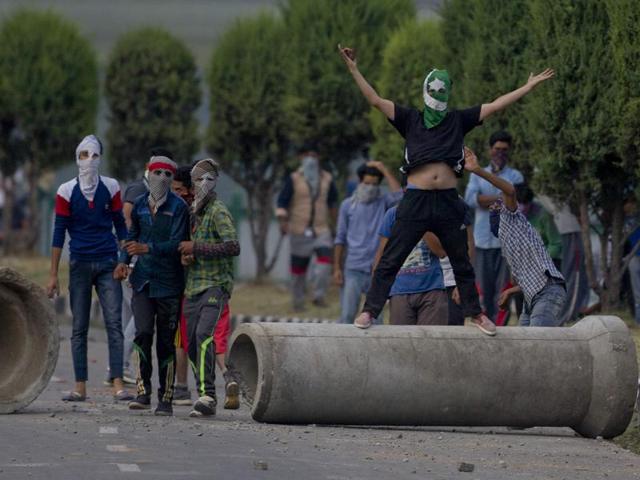 Kashmiri protesters shout pro-freedom slogans in Srinagar.(AP) Kashmiri protesters shout pro-freedom slogans in Srinagar.(AP)