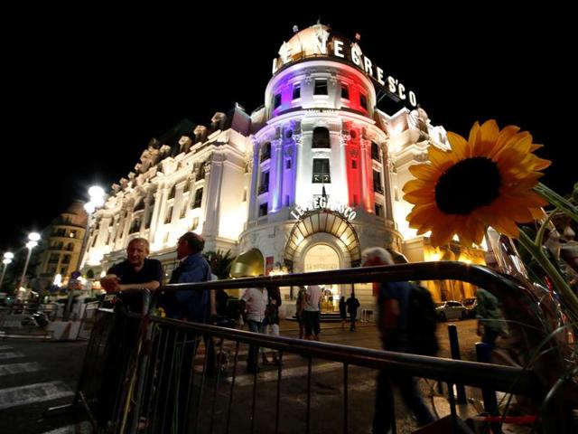 A sunflower is seen on a fence in front of the Negresco hotel, on the Promenade Des Anglais, in memory of victims the day after a truck ran into a crowd at high speed, killing scores and injuring more who were celebrating the Bastille Day national holiday, in Nice. (Reuters Photo) A sunflower is seen on a fence in front of the Negresco hotel, on the Promenade Des Anglais, in memory of victims the day after a truck ran into a crowd at high speed, killing scores and injuring more who were celebrating the Bastille Day national holiday, in Nice. (Reuters Photo)