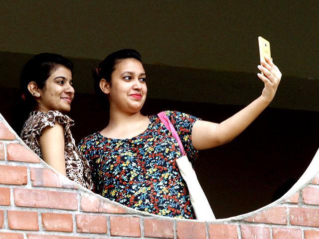Selfie elbow is more of an abnormal and repetitive loading of muscles around elbow, leading to micro ruptures which cause inflammation and pain, say medical experts. (Picture for representation purpose only) (Arun Sharma/ HT Photo) Selfie elbow is more of an abnormal and repetitive loading of muscles around elbow, leading to micro ruptures which cause inflammation and pain, say medical experts. (Picture for representation purpose only) (Arun Sharma/ HT Photo)