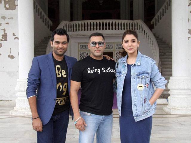 Salman Khan, Anushka Sharma and Ali Abbas Zafar posed for the shutterbugs. (PTI) Salman Khan, Anushka Sharma and Ali Abbas Zafar posed for the shutterbugs. (PTI)
