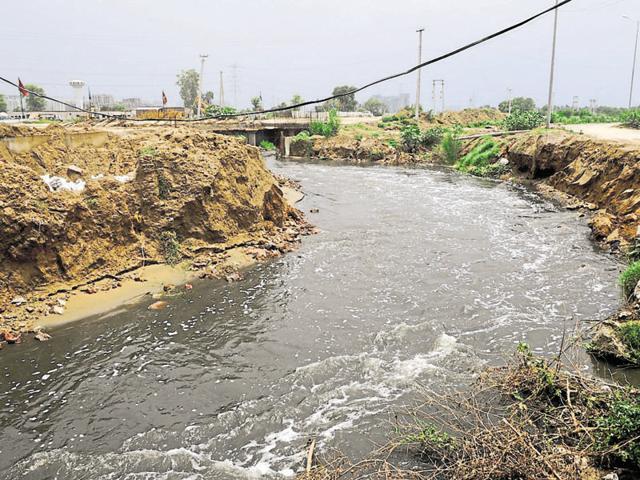 Treated sewage water flows out of the Dhanwapur treatment plant. This water flows into the Najafgarh drain and eventually reaches the Yamuna. (Parveen Kumar/HT Photo) Treated sewage water flows out of the Dhanwapur treatment plant. This water flows into the Najafgarh drain and eventually reaches the Yamuna. (Parveen Kumar/HT Photo)