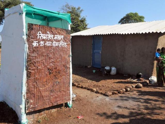 Millions of people in Bihar do not have toilets at home. For Phulkumari, it was not an easy decision to mortgage her jewellery for building a toilet.(HT file photo)