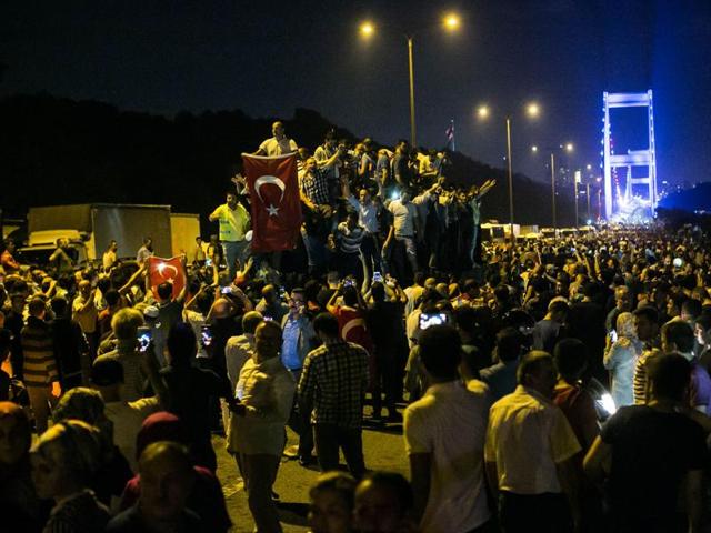 Part of the military attempting a coup reportedly opened fire on civilians trying to cross the Bosphorus Bridge.(AFP)