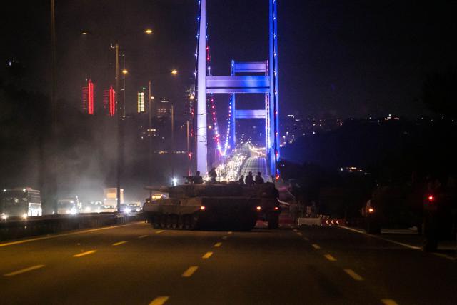 Turkish army enters Fatih Sultan Mehmet bridge in Istanbul. Istanbul’s bridges across the Bosphorus, the strait separating the European and Asian sides of the city, have been closed to traffic. (AFP Photo) Turkish army enters Fatih Sultan Mehmet bridge in Istanbul. Istanbul’s bridges across the Bosphorus, the strait separating the European and Asian sides of the city, have been closed to traffic. (AFP Photo)