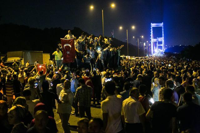 People take to streets near the Fatih Sultan Mehmet bridge during clashes with military forces in Istanbul. (AFP Photo) People take to streets near the Fatih Sultan Mehmet bridge during clashes with military forces in Istanbul. (AFP Photo)