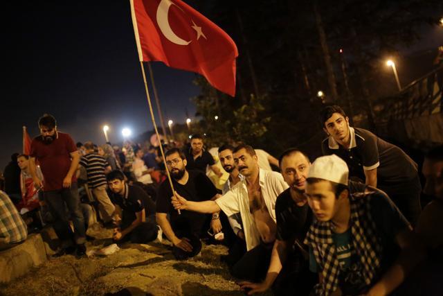 People carry a man shot during clashes with Turkish military at the entrance to the Bosphorus bridge in Istanbul. (AFP Photo) People carry a man shot during clashes with Turkish military at the entrance to the Bosphorus bridge in Istanbul. (AFP Photo)