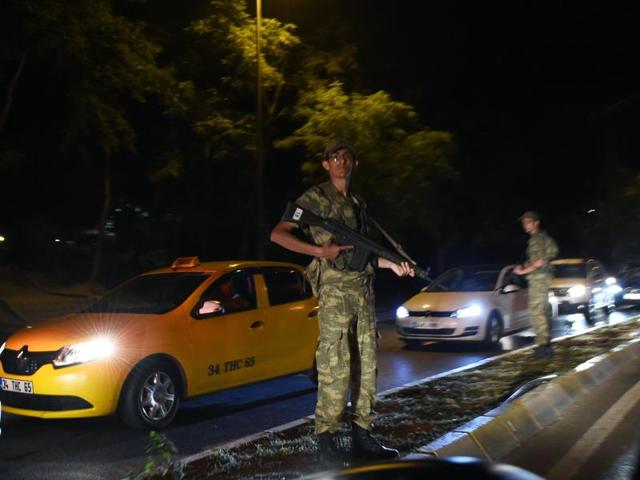 A Turkish security officer stands on guard on the side of the road on July 15, 2016 in Istanbul, during a security shutdown of the Bosphorus Bridge. (AFP Photo) 