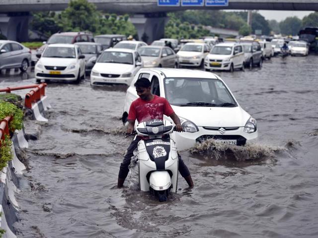 A commuter makes his way through a clogged road near AIIMS Hospital. (Arun Sharma/HT PHOTO) A commuter makes his way through a clogged road near AIIMS Hospital. (Arun Sharma/HT PHOTO)