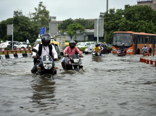 Commuters struggle through waterlogged roads after heavy rains, near AIIMS. (Arun Sharma/HT PHOTO) Commuters struggle through waterlogged roads after heavy rains, near AIIMS. (Arun Sharma/HT PHOTO)