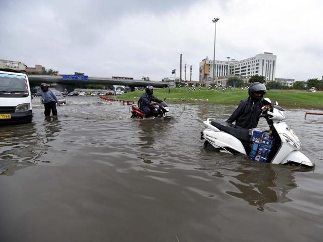 Commuters struggle through waterlogged roads after heavy rains, near AIIMS. (Arun Sharma/HT PHOTO) Commuters struggle through waterlogged roads after heavy rains, near AIIMS. (Arun Sharma/HT PHOTO)