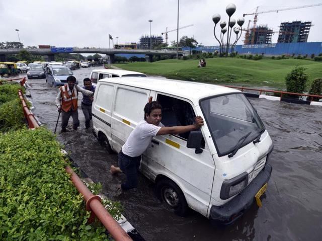 People attempt to extricate their vehicles from water logged roads near AIIMS. (Arun Sharma/HT PHOTO) People attempt to extricate their vehicles from water logged roads near AIIMS. (Arun Sharma/HT PHOTO)