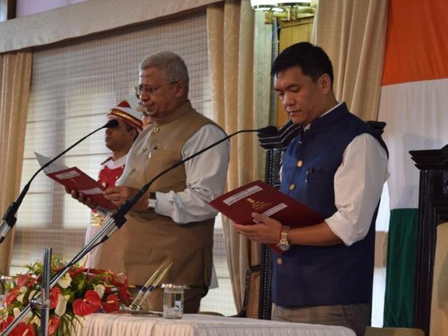 The governor administers the oath of office to Pema Khandu, who was sworn in as the Arunachal Pradesh chief minister on Sunday.(Rahul Karmakar/HT Photo)