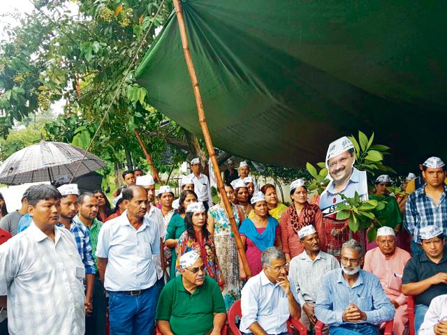 AAP workers gather outside party’s state chief Anoop Nautiyal’s residence in Dehradun on Sunday.(HT photo)