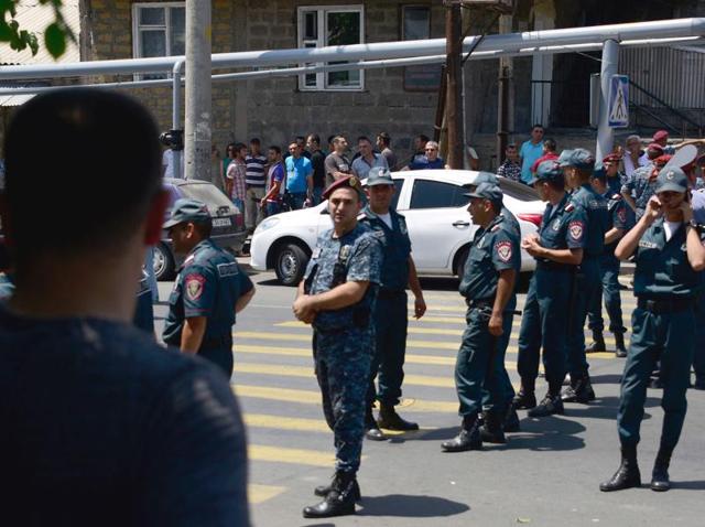 Armenian police officers block the streets to Erebuni police station in Yerevan on July 17, 2016. An armed group with links to an imprisoned opposition leader seized a police building in Yerevan and took hostages, the national security service said. (AFP Photo) Armenian police officers block the streets to Erebuni police station in Yerevan on July 17, 2016. An armed group with links to an imprisoned opposition leader seized a police building in Yerevan and took hostages, the national security service said. (AFP Photo)