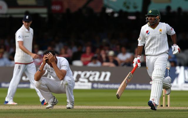 England's Steven Finn (C) reacts after bowling a ball as Pakistan's Sarfraz Ahmed (R) runs between the stumps on the third day. (AFP Photo) England's Steven Finn (C) reacts after bowling a ball as Pakistan's Sarfraz Ahmed (R) runs between the stumps on the third day. (AFP Photo)