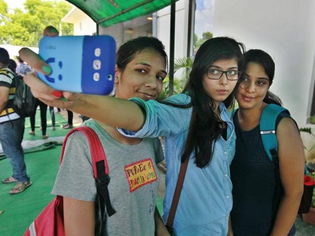 32% of survey takers said they use their smartphones for selfies a few times a week. (Hindustan Times) 32% of survey takers said they use their smartphones for selfies a few times a week. (Hindustan Times)
