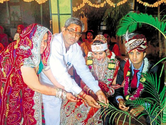 Nursery owner from Rajasthan’s Jhunjhunu district, Hoshiyar Singh, gifts a tree to his daughter during her marriage.(HT Photo)