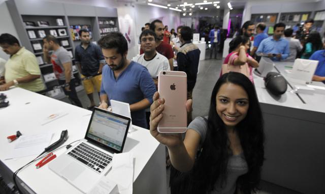 A customer flaunts her new iPhone. (HT Photo) A customer flaunts her new iPhone. (HT Photo)