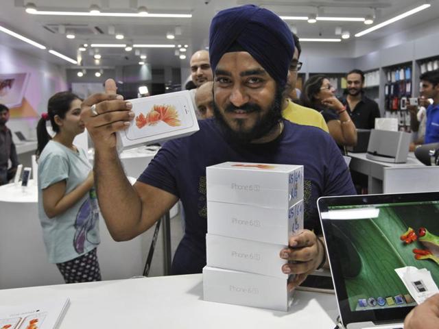 25% of men who took part in the HT-MaRS smartphone user survey feel that apps have made their lives simpler. (Hindustan Times) 25% of men who took part in the HT-MaRS smartphone user survey feel that apps have made their lives simpler. (Hindustan Times)