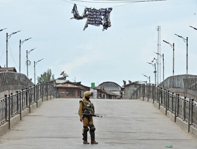 An Indian paramilitary officer stands guard during the ninth day of a curfew, in Srinagar. Curfew in Kashmir entered its ninth day on Sunday.(AFP) An Indian paramilitary officer stands guard during the ninth day of a curfew, in Srinagar. Curfew in Kashmir entered its ninth day on Sunday.(AFP)