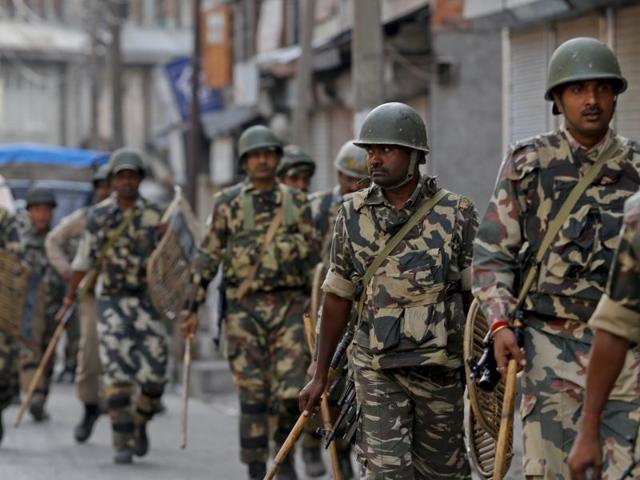 Indian paramilitary soldiers walk back to their base camp on the ninth straight day of curfew in Srinagar on Sunday.(AP)