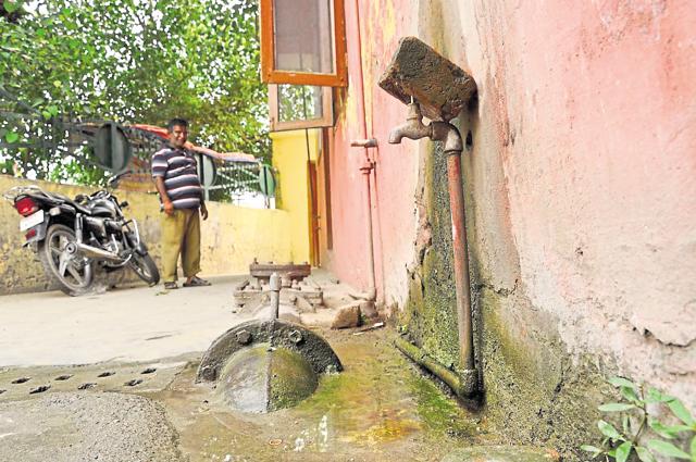 The unhygienic condition of a facilitation centre at the Babrik chowk in Jalandhar. (Sikander SIngh Chopra/HT) The unhygienic condition of a facilitation centre at the Babrik chowk in Jalandhar. (Sikander SIngh Chopra/HT)