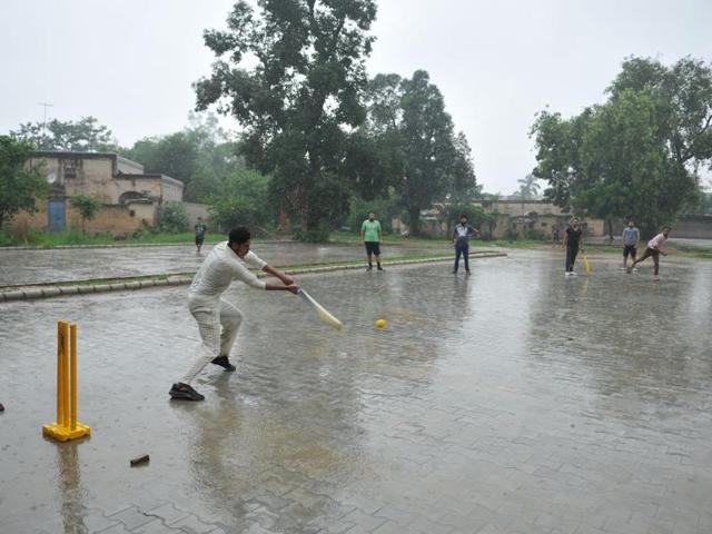 Cool cricket: Youth making the most of the cool weather near DAV College in Jalandhar  on Sunday.   (Pardeep Pandit/HT Photo) 