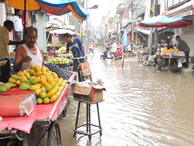 Mango people: Fruit-sellers keeping calm and carrying on in Jalandhar.  (Pardeep Pandit/HT Photo) 