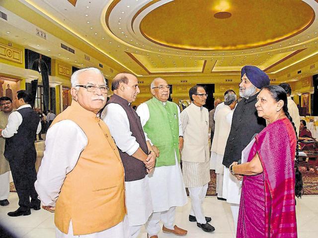 Union home Minister Rajnath Singh with chief ministers ML Khattar (Haryana) Shivraj Singh Chauhan (MP), Anandiben Patel (Gujarat) and Punjab deputy CM Sukhbir Singh Badal in New Delhi.(PTI)
