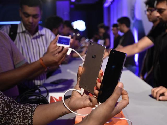 According to the HT-MaRS smartphone user survey, 53% of the users shop online while they have nothing else to do. (Hindustan Times) According to the HT-MaRS smartphone user survey, 53% of the users shop online while they have nothing else to do. (Hindustan Times)