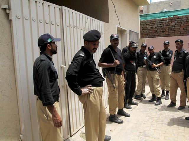 Pakistani policemen stand guard outside the house of social media celebrity Qandeel Baloch who was murdered by her brother in Multan, Pakistan. (AFP Photo) Pakistani policemen stand guard outside the house of social media celebrity Qandeel Baloch who was murdered by her brother in Multan, Pakistan. (AFP Photo)