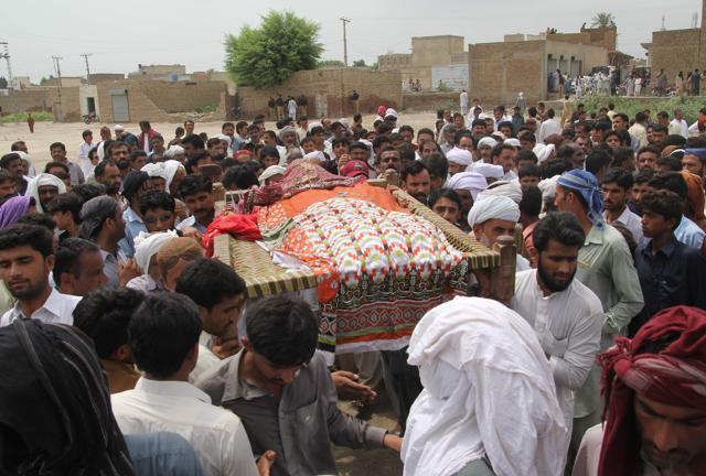 Pakistani relatives and residents carry the coffin of social media celebrity Qandeel Baloch during her funeral in Shah Sadar Din village, around 130km from Multan. (AFP Photo) Pakistani relatives and residents carry the coffin of social media celebrity Qandeel Baloch during her funeral in Shah Sadar Din village, around 130km from Multan. (AFP Photo)