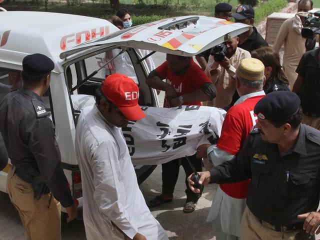 Pakistani police officers stand beside volunteers unloading the body of model Qandeel Baloch upon arrival at a local hospital in Multan, Pakistan. (AP photo) Pakistani police officers stand beside volunteers unloading the body of model Qandeel Baloch upon arrival at a local hospital in Multan, Pakistan. (AP photo)