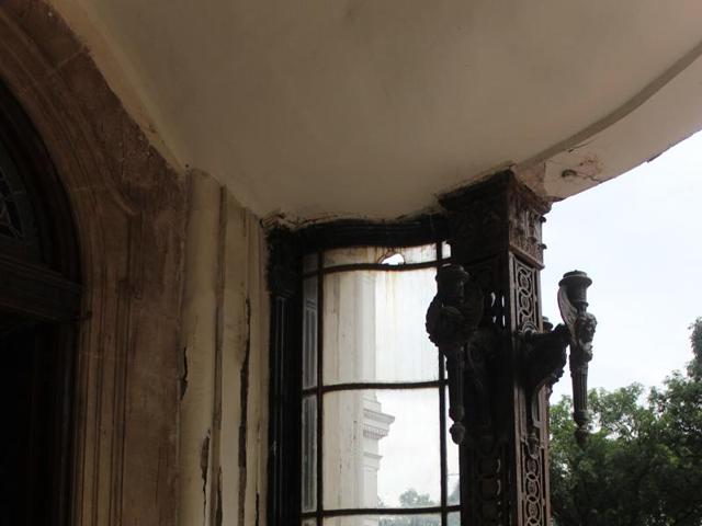 Seepage is a major problem at Indore’s Lal Bagh Palace.(Aditya Vohra/HT photo)