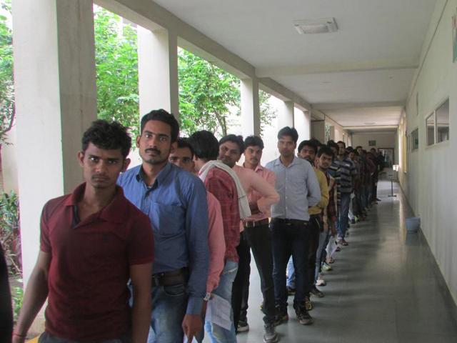 Candidates line up for the police constable recruitment online exam at IES college in Bhopal on Sunday. (HT photo) Candidates line up for the police constable recruitment online exam at IES college in Bhopal on Sunday. (HT photo)