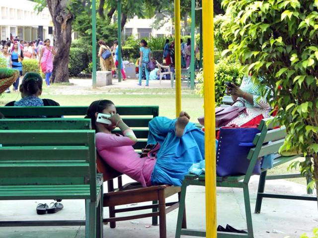 The HT-MaRS smartphone user survey suggests that 56% of women feel that social media usage has increased because of smartphones. The HT-MaRS smartphone user survey suggests that 56% of women feel that social media usage has increased because of smartphones.