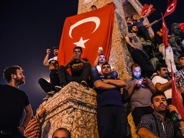 Pro-Erdogan supporters gather at Taksim square in Istanbul to support the government on July 16, 2016, following a failed coup attempt. (AFP Photo) Pro-Erdogan supporters gather at Taksim square in Istanbul to support the government on July 16, 2016, following a failed coup attempt. (AFP Photo)