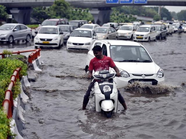 Vehicles wade through a waterlogged road near the AIIMS Hospital after monsoon rain lashed Delhi on Saturday. (Arun Sharma/HT PHOTO) Vehicles wade through a waterlogged road near the AIIMS Hospital after monsoon rain lashed Delhi on Saturday. (Arun Sharma/HT PHOTO)