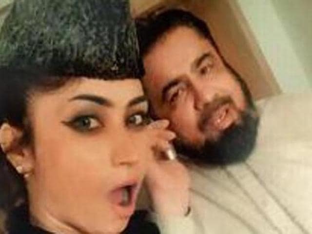 Anwar Bibi, the mother of of slain model Qandeel Baloch mourns beside her body at her home, in Shah Sadar Din village, near Dera Ghazi Khan, Pakistan on Sunday.(AP) Anwar Bibi, the mother of of slain model Qandeel Baloch mourns beside her body at her home, in Shah Sadar Din village, near Dera Ghazi Khan, Pakistan on Sunday.(AP)
