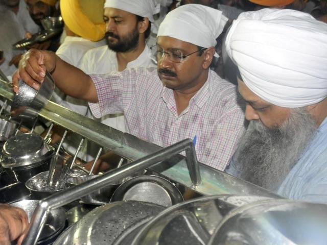 Aam Aadmi Party convener and Delhi chief minister Arvind Kejriwal performing ‘sewa’ by cleaning utensils in Golden Temple on Monday. (Gurpreet Singh/HT Photo)