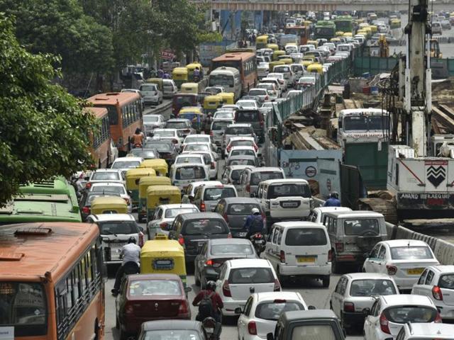 Traffic piles up on the ring Road near South Extension. Ongoing construction work for the Delhi Metro added to the traffic snarls on this road. (Vipin Kumar/HT Photo) Traffic piles up on the ring Road near South Extension. Ongoing construction work for the Delhi Metro added to the traffic snarls on this road. (Vipin Kumar/HT Photo)