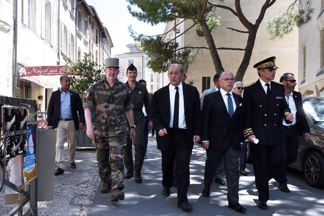 French defence minister Jean-Yves Le Drian (C) and French interior minister Bernard Cazeneuve (2nd R) meet with soldiers of the operation Sentinelle on Monday in Avignon. (AFP) French defence minister Jean-Yves Le Drian (C) and French interior minister Bernard Cazeneuve (2nd R) meet with soldiers of the operation Sentinelle on Monday in Avignon. (AFP)