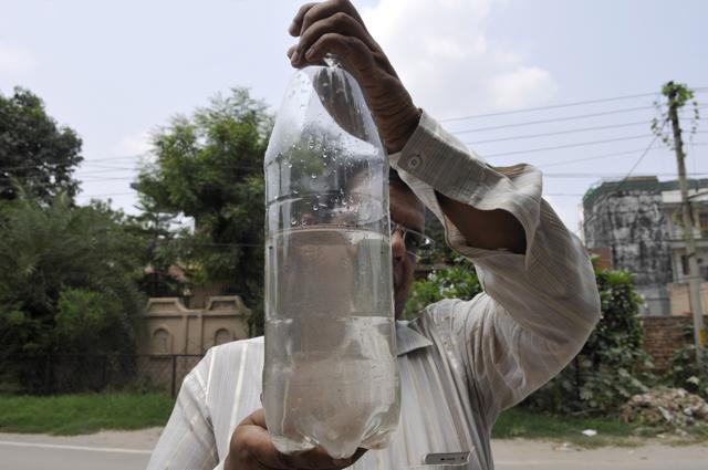 A resident shows the muddy tap water supplied to their houses. (Sunil Ghosh/HT Photo) A resident shows the muddy tap water supplied to their houses. (Sunil Ghosh/HT Photo)
