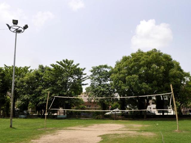 Residents set up a volleyball net and swing sets for children at local park to encourage outdoor activities among kids. (Sunil Ghosh/HT Photo) Residents set up a volleyball net and swing sets for children at local park to encourage outdoor activities among kids. (Sunil Ghosh/HT Photo)