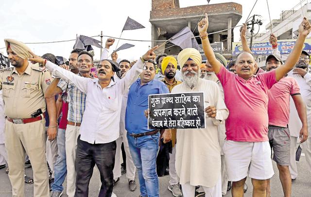 Dharam Jagran Manch activists showing black flags to Delhi chief minister Arvind Kejriwal after he reached Amritsar on Sunday. (Gurpreet Singh/HT Photo) Dharam Jagran Manch activists showing black flags to Delhi chief minister Arvind Kejriwal after he reached Amritsar on Sunday. (Gurpreet Singh/HT Photo)