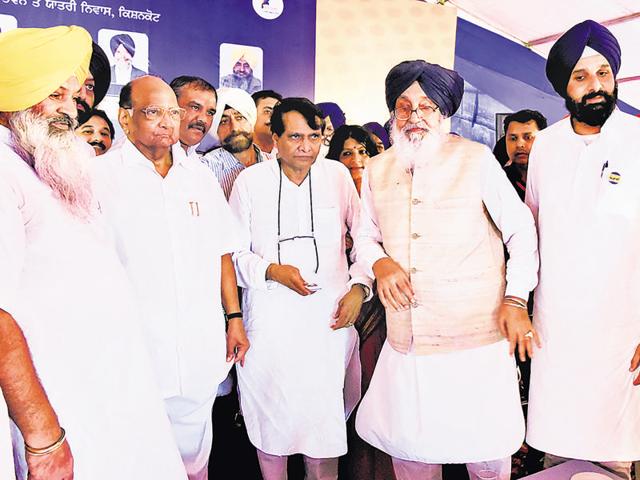 Where is Punjab BJP president Vijay Sampla? Almost obscure behind Nationalist Congress Party president Sharad Pawar (second from left) as Punjab chief minister Parkash Singh Badal and state revenue minister Bikram Singh Majithia rub shoulders with Union railway minister Suresh Prabhu (centre) during the stone-laying ceremony of a college at Ghuman village in Gurdaspur district on Sunday.(HT Photo) Where is Punjab BJP president Vijay Sampla? Almost obscure behind Nationalist Congress Party president Sharad Pawar (second from left) as Punjab chief minister Parkash Singh Badal and state revenue minister Bikram Singh Majithia rub shoulders with Union railway minister Suresh Prabhu (centre) during the stone-laying ceremony of a college at Ghuman village in Gurdaspur district on Sunday.(HT Photo)
