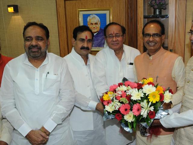 MP state assembly Speaker Sitasaran Sharma along with all party leaders at his conference room during work advisory committee meeting held before the start of monsoon session, in Bhopal on Monday.(Praveen Bajpai/HT photo)
