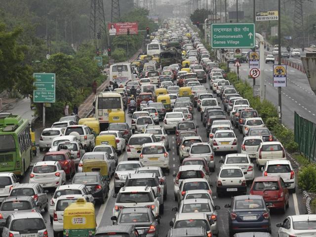 Traffic was moving at a snail’s pace on NH-24 near Mayur Vihar. (Ravi Choudhary/HT Photo) Traffic was moving at a snail’s pace on NH-24 near Mayur Vihar. (Ravi Choudhary/HT Photo)