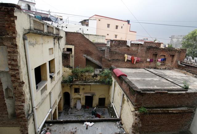One of the havelis named Jeewan has an old staircase along with ramps on either side leading up the entrance. The ramps are said to have been built for the horses of special guests.(Sanchit Khanna/HT Photo) One of the havelis named Jeewan has an old staircase along with ramps on either side leading up the entrance. The ramps are said to have been built for the horses of special guests.(Sanchit Khanna/HT Photo)